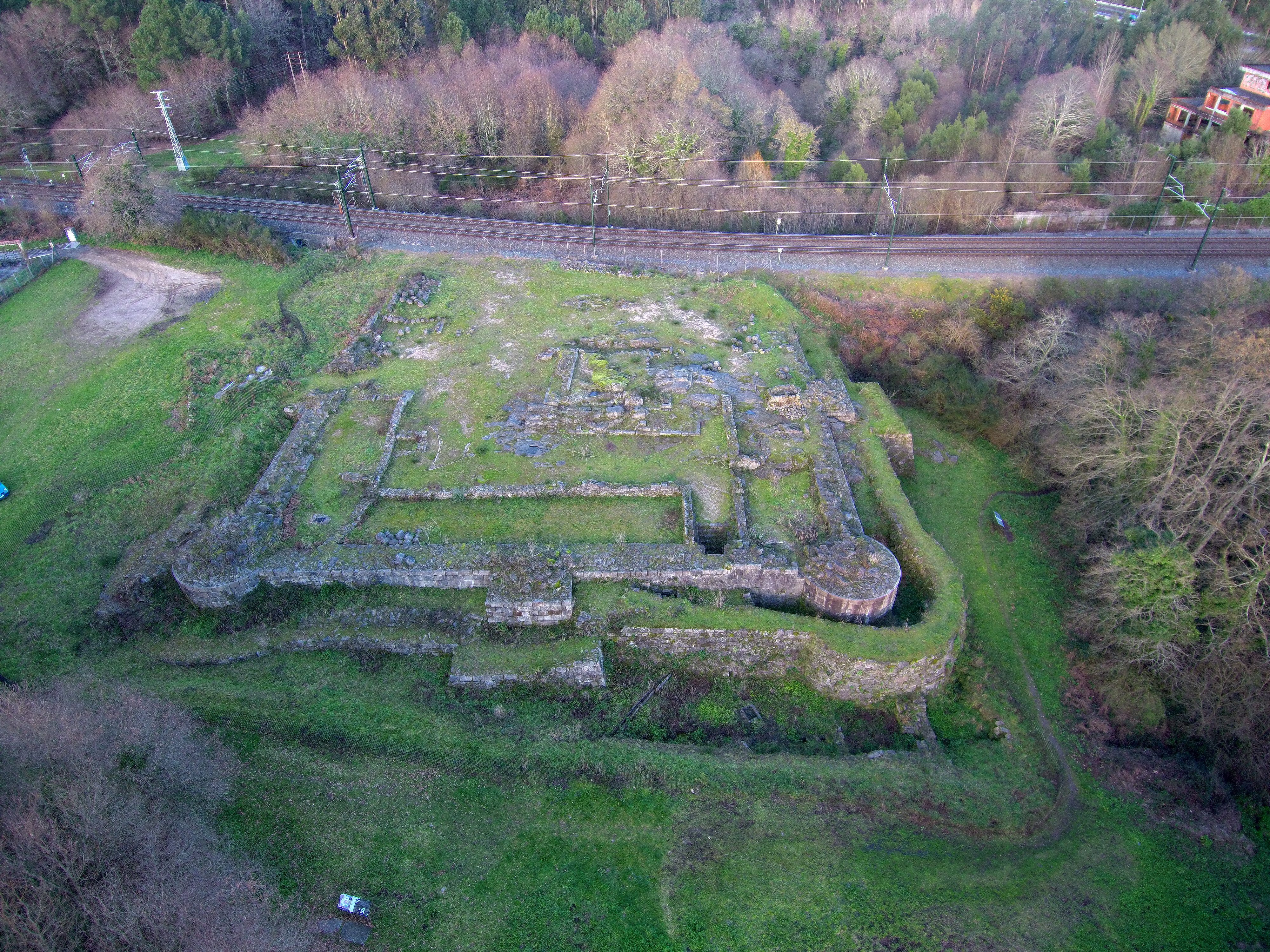 Vista aérea do Castelo da Rocha Forte